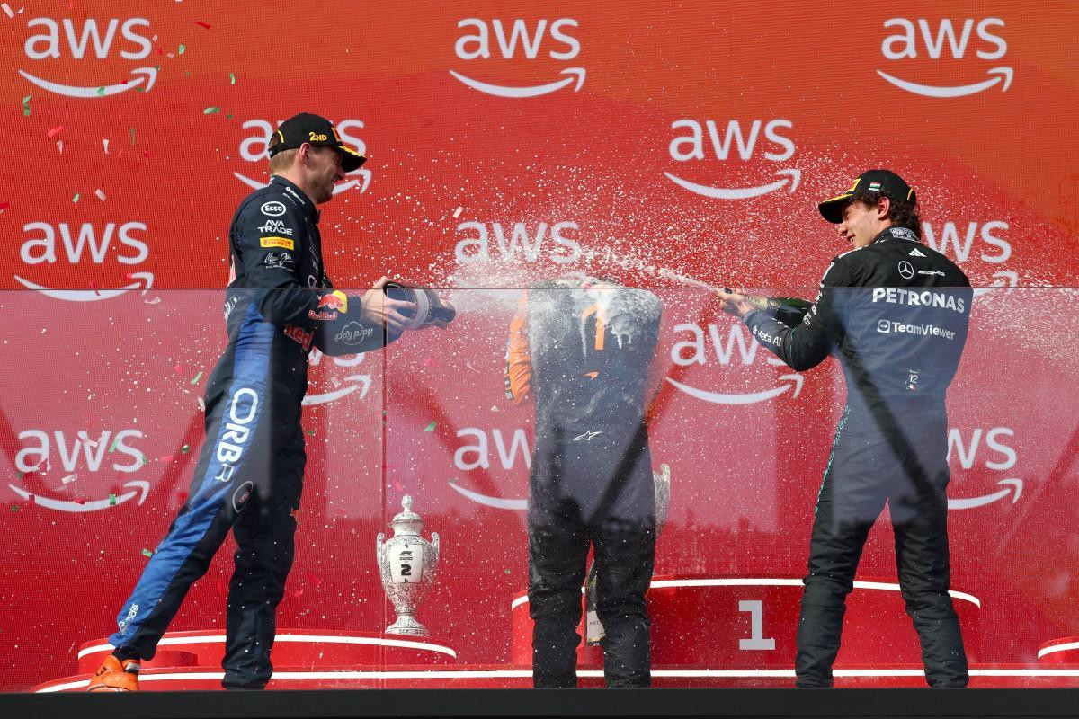 Verstappen e Hamilton duelam na pista