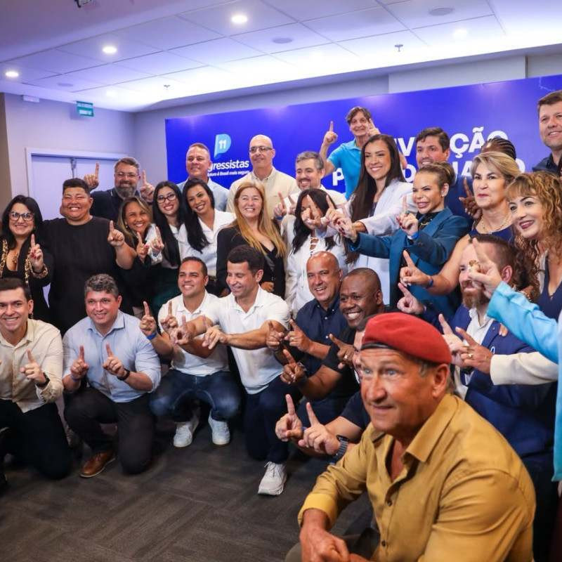 O Progressistas realizou, na manhã de sábado (25), sua convenção estadual para definir parte da nominata de candidatos a deputado federal e estadual que será apresentada pela Federação União Progressista, formada pelo Progressistas e pelo União Brasil. O encontro foi conduzido pelo presidente estadual da legenda, deputado federal Dr. Luizinho, e reuniu pré-candidatos aos dois cargos, além de lideranças políticas e prefeitos. A federação pretende lançar o número máximo de candidatos permitido pela legislação: 47 para a Câmara dos Deputados e 71 para a Assembleia Legislativa. Entre os presentes estavam os pré-candidatos Júlio Lopes, Bebeto, Delegado Felipe Curi, Leniel Borel, Renato Cozzolino, Isabel do Professor Lucas, Gustavo Tutuca, Carlinhos BNH, Felipinho Ravis, Felipe Pampolha, Delegado Bernardo Leal, Alan Rodrigues e Folha, além dos prefeitos Dudu Reina (Nova Iguaçu), Professor Lucas (Seropédica), Jamille Cozzolino (Magé) e da vice-prefeita de Nova Iguaçu, Doutora Roberta