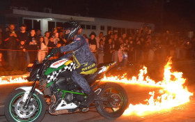 Angra MotoFest comemora edi&ccedil;&atilde;o com shows e manobras radicais