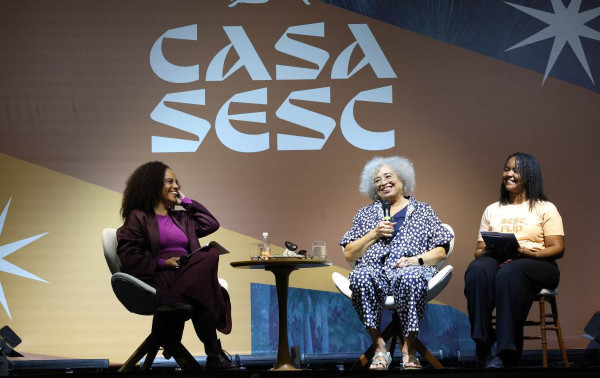 Angela Davis cita pensadores brasileiros e critica gentrifica&ccedil;&atilde;o