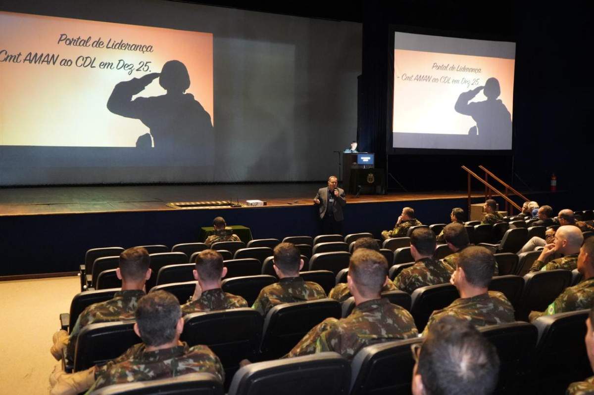 Simp&oacute;sio da Aman re&uacute;ne escolas militares para discutir lideran&ccedil;a