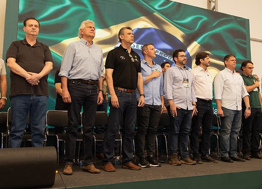 Ap&oacute;s faltar &agrave; conven&ccedil;&atilde;o do PSD, Tarc&iacute;sio divide palco e troca elogios com Caiado