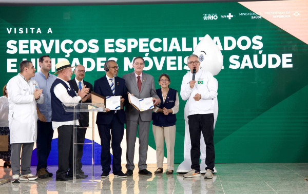 Lula e diretor da OMS visitam Centro de Radioterapia do Hospital Federal do Andara&iacute;, no Rio