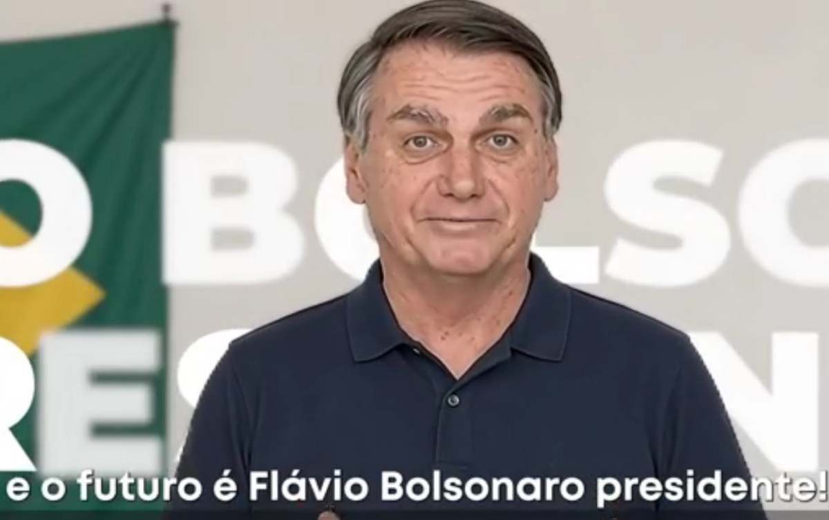 "Boneco de papel", diz defesa de Fl&aacute;vio sobre v&iacute;deo de Bolsonaro por IA