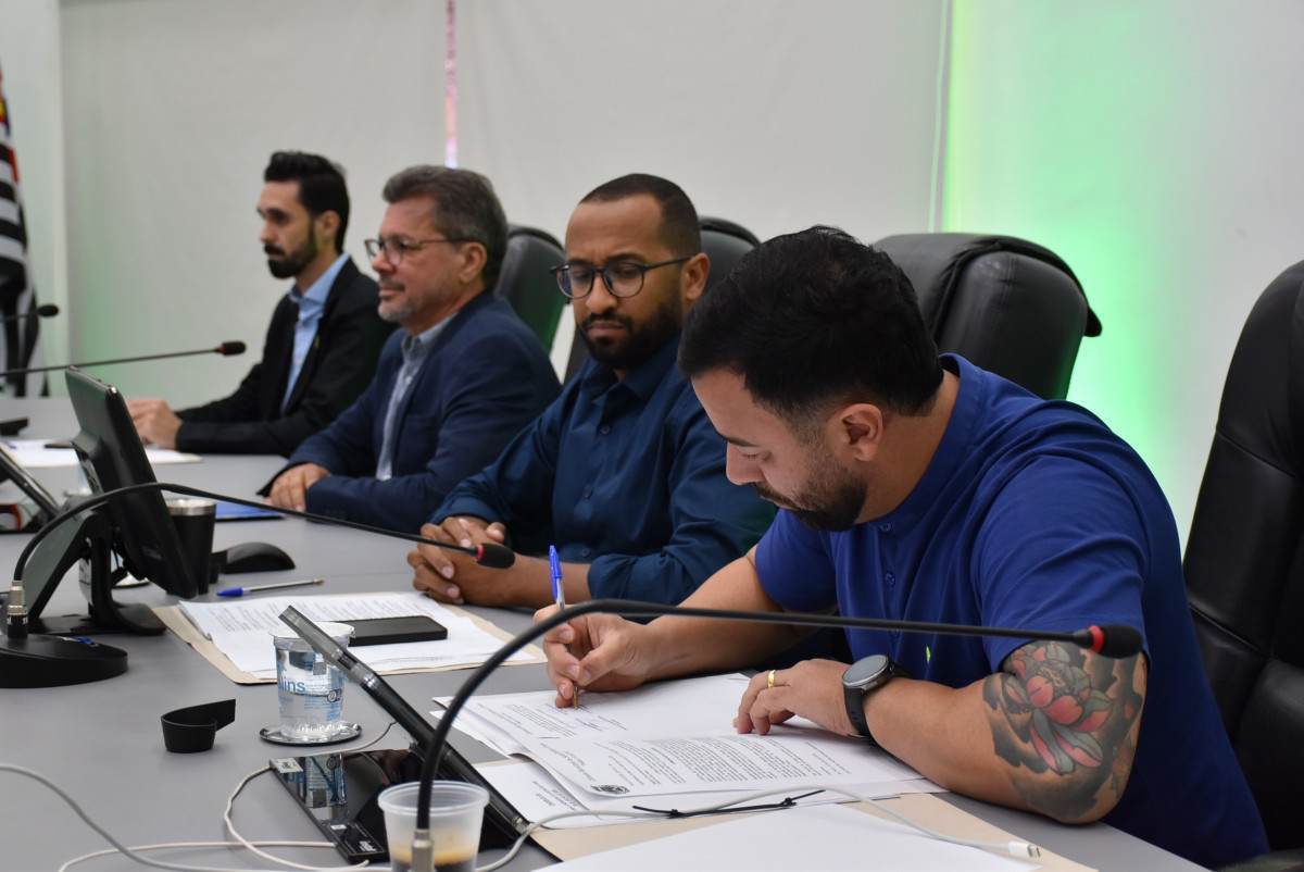 C&acirc;mara de Santa B&aacute;rbara cobra Prefeitura sobre piso do magist&eacute;rio