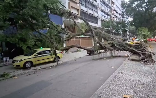 Ventos de mais de 100 km/h causam apag&otilde;es e paralisam transportes no Rio