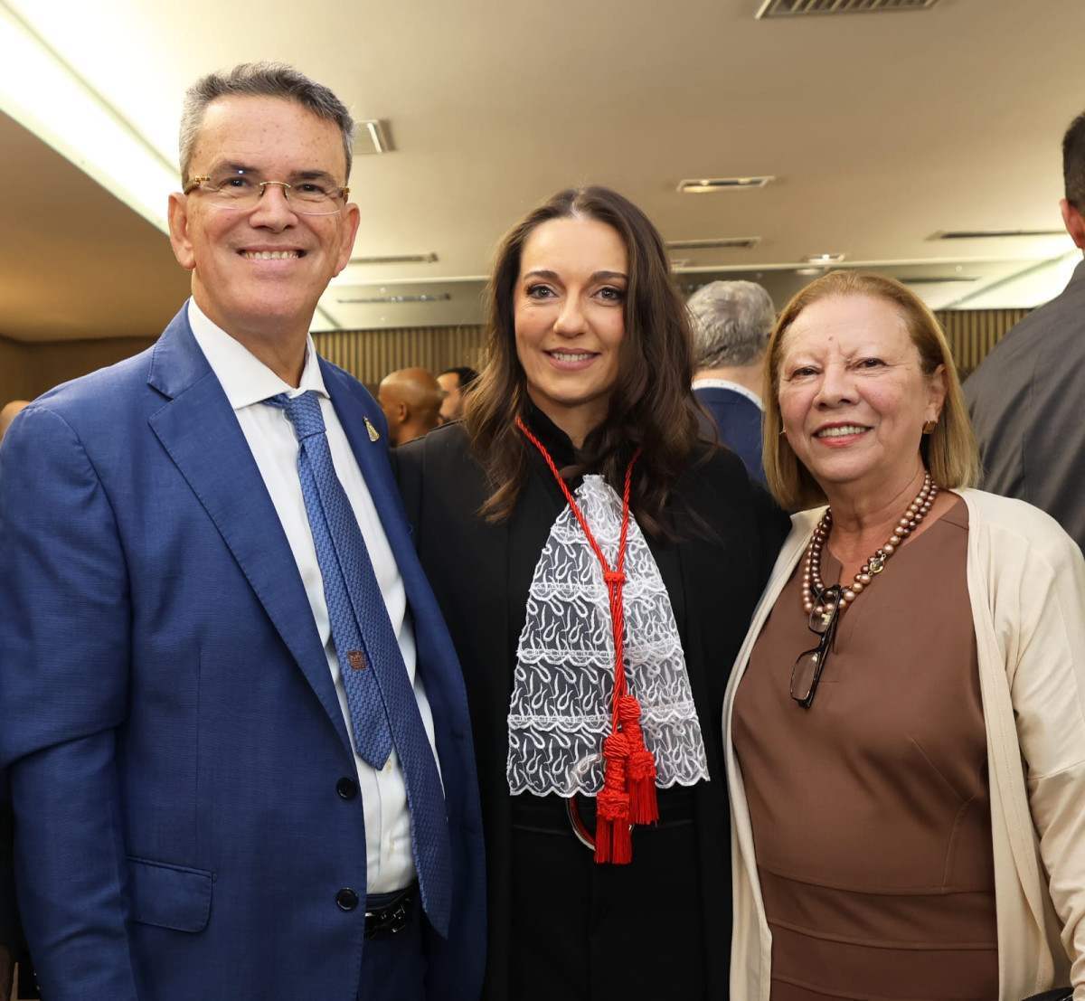 Os desembargadores Claudio de Melo Tavares e Maria Angélica Guerra com a empossada Daniel a Ferro