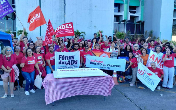 Docentes das universidades estaduais da Bahia realizam vig&iacute;lia