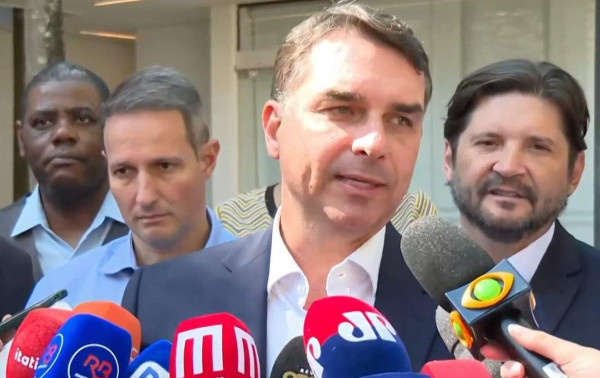 Fl&aacute;vio Bolsonaro diz respeitar decis&atilde;o do PP e segue sem vice