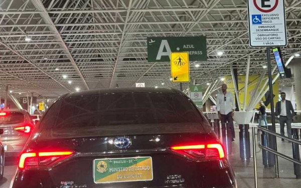 Coluna Magnavita | Carro do ministro dos Esportes em vaga de deficientes &eacute; um p&eacute;ssimo exemplo ao cidad&atilde;o