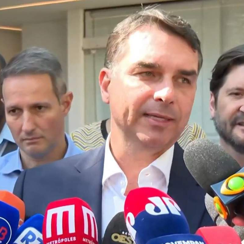 Flávio Bolsonaro diz ser vítima de adversários em uma tentativa de prejudicar candidatura