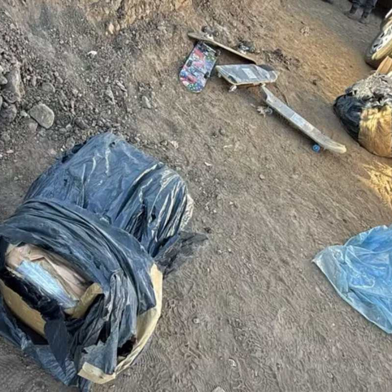 Traficantes deixaram pacotes de cocaína no trajeto de fuga