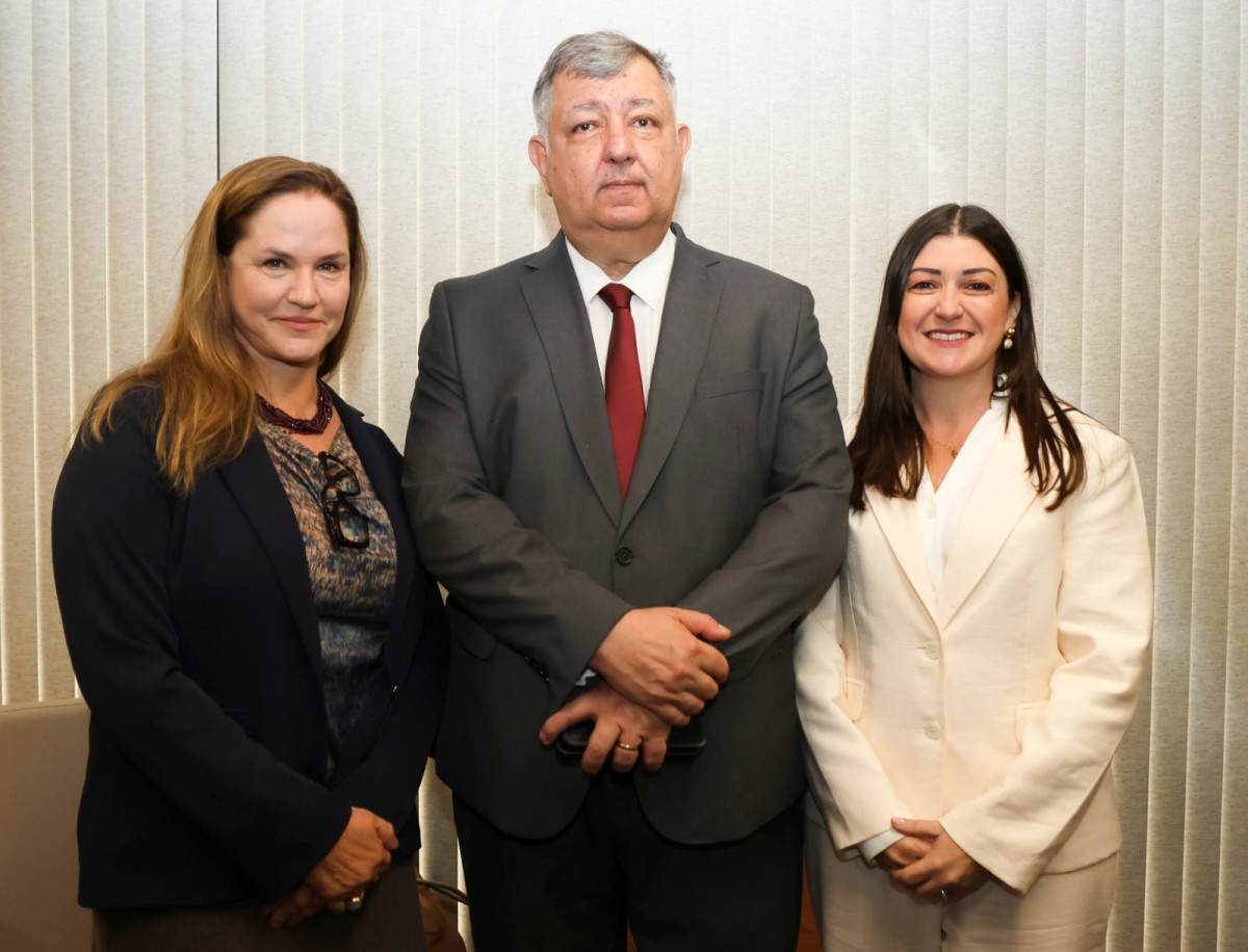 As juízas Katerine Jatahy Kitsos e Camila Guerin com o desembargador Claudio Brandão