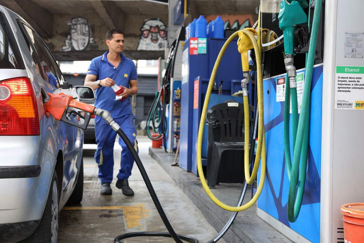 Aumento de etanol na gasolina divide opini&otilde;es