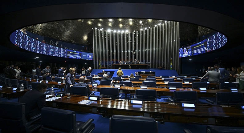 Congresso retoma trabalhos sob press&atilde;o dos servidores e sindicatos