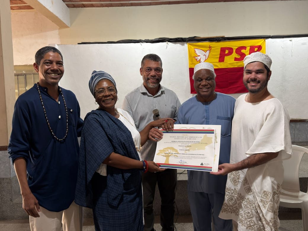 Comiss&atilde;o Mojub&aacute; recebe pr&ecirc;mio por atua&ccedil;&atilde;o em defesa dos Povos de Terreiro