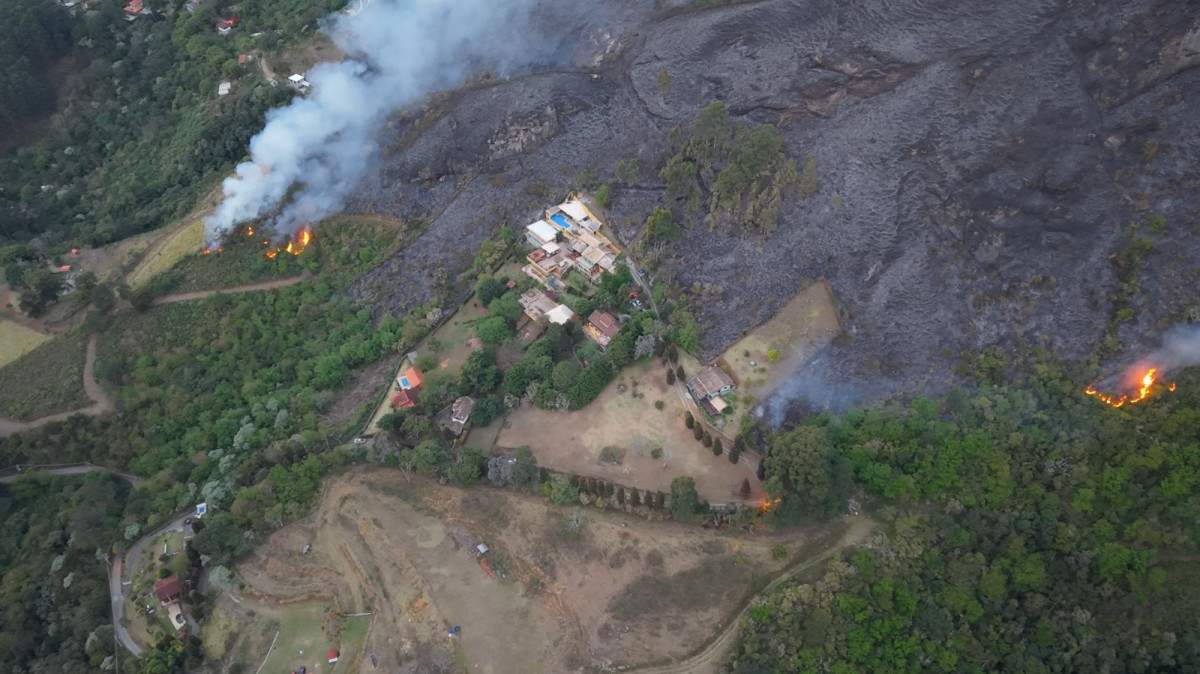 Inc&ecirc;ndio destr&oacute;i &aacute;rea equivalente a 42 campos no Pico da Caled&ocirc;nia