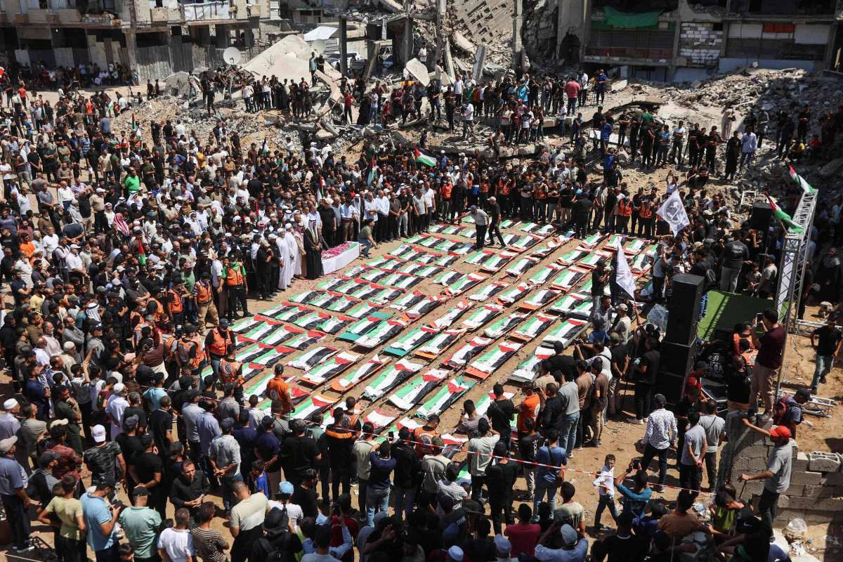Palestinos fazem funeral de 112 parentes mortos por Israel