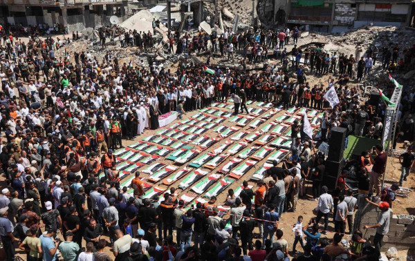 Palestinos fazem funeral de 112 parentes mortos por Israel