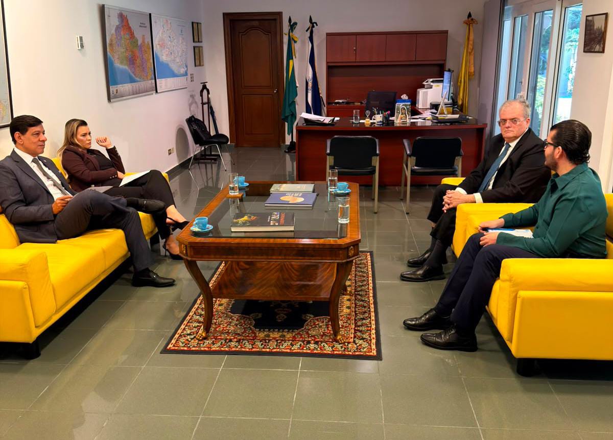Deputado da Alerj visita El Salvador para debater sobre combate ao crime