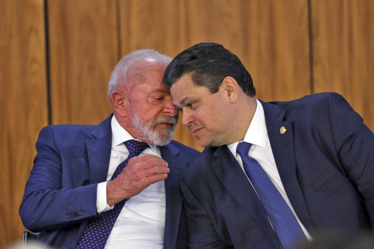 Ap&oacute;s tr&ecirc;s meses afastados, Lula e Alcolumbre se re&uacute;nem
