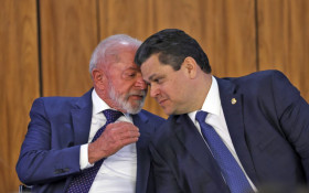 Ap&oacute;s tr&ecirc;s meses afastados, Lula e Alcolumbre se re&uacute;nem