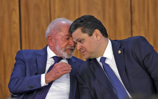Ap&oacute;s tr&ecirc;s meses afastados, Lula e Alcolumbre se re&uacute;nem