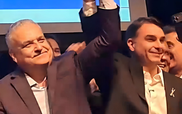 Fl&aacute;vio Bolsonaro anuncia Alfredo Gaspar como vice e aposta em chapa pura