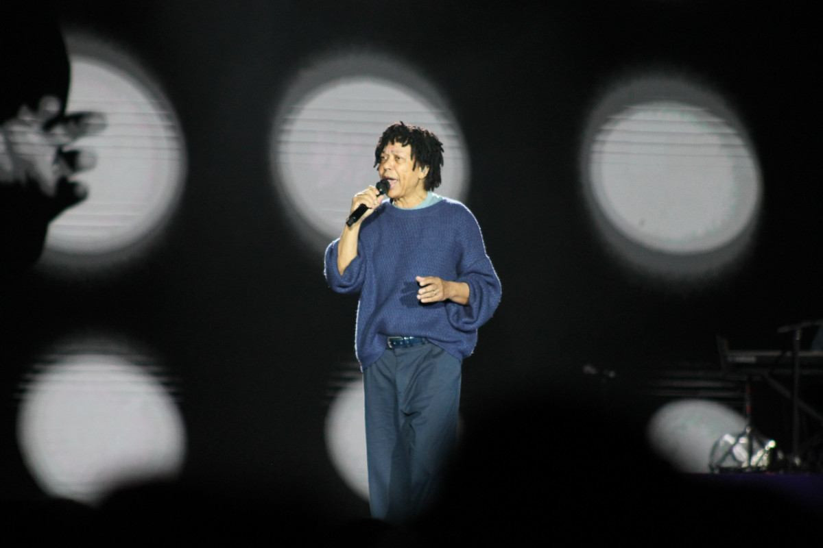 Djavan com f&ocirc;lego de meio‑campista