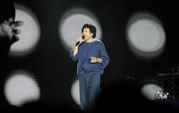 Djavan com f&ocirc;lego de meio-campista