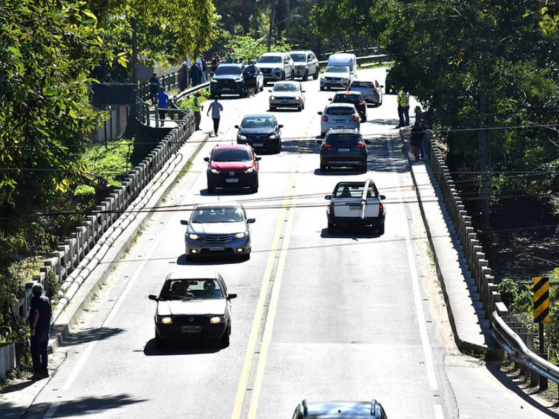 Prefeitura de Angra inicia obras da passarela met&aacute;lica na ponte sobre o Rio Bracu&iacute;
