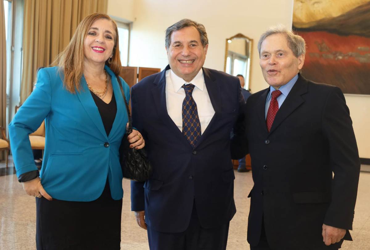 Os desembargadores Peterson Barros com Luciano Barreto e Lúcia Regina Esteves