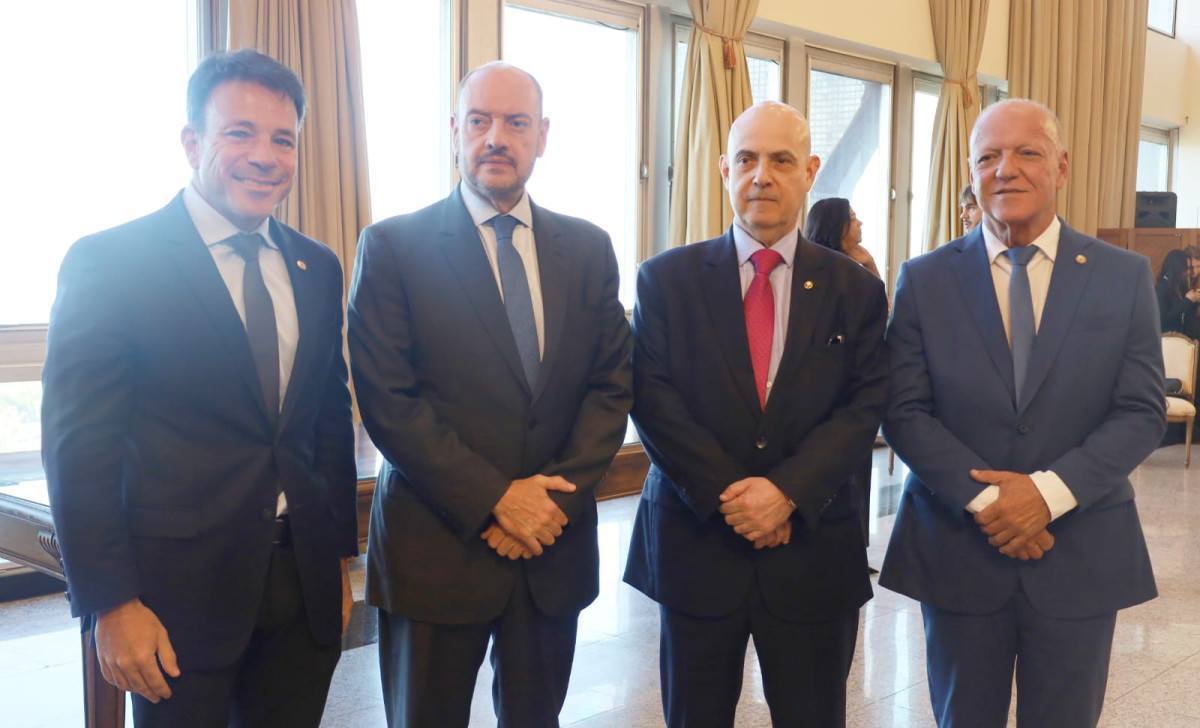 Os desembargadores Ricardo Couto e André Franciscis com os vereadores Carlo Caiado e Gilberto