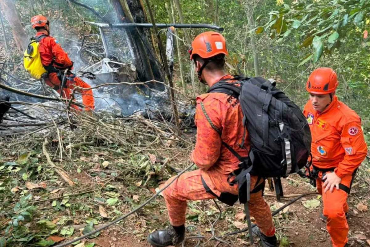 Queda de helic&oacute;ptero na Zona Sul do Rio de Janeiro mata quatro pessoas