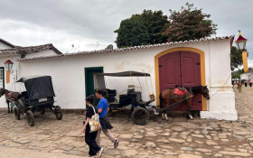 Lei pro&iacute;be, mas charretes movidas a cavalo circulam em Paraty