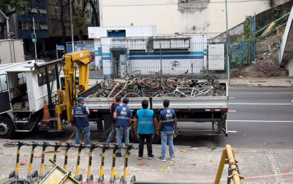 Prefeitura remove carca&ccedil;as em Copacabana