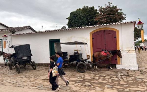 Lei pro&iacute;be, mas charretes movidas a cavalo circulam em Paraty