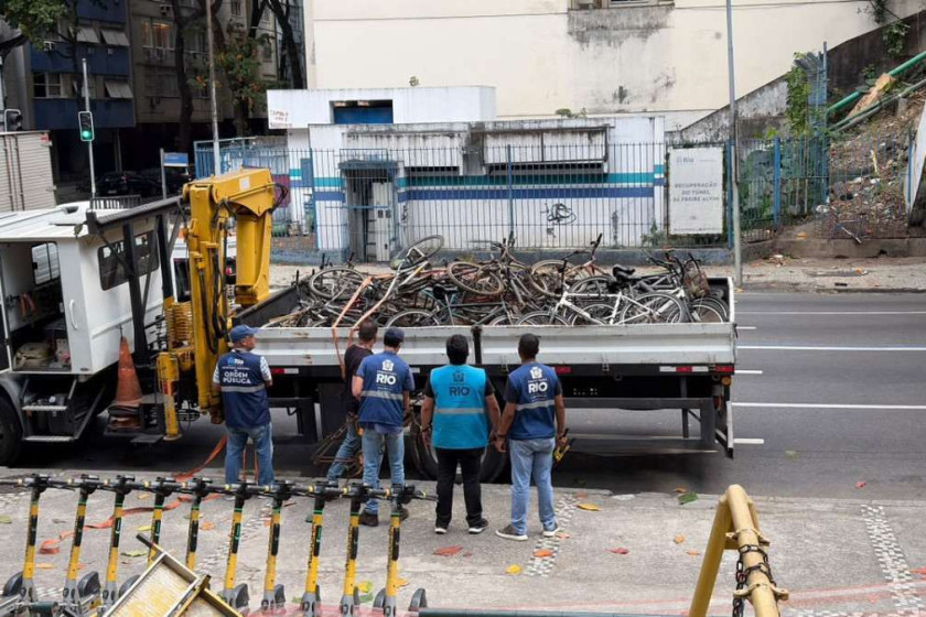 Prefeitura remove carca&ccedil;as em Copacabana