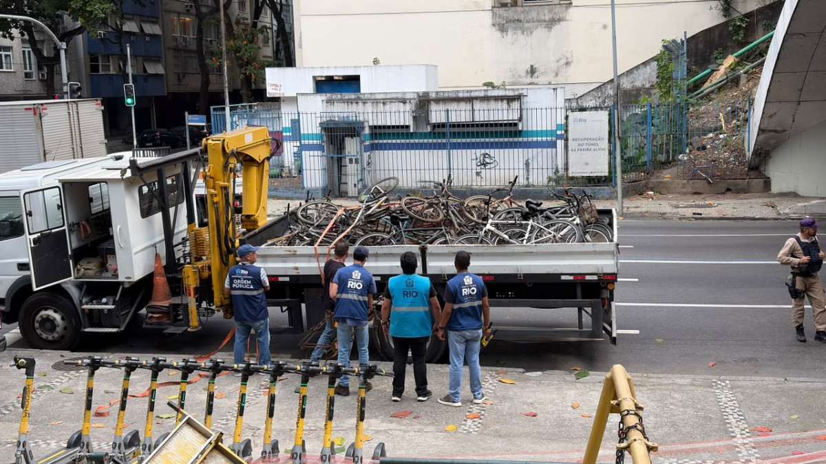 Prefeitura remove carca&ccedil;as em Copacabana