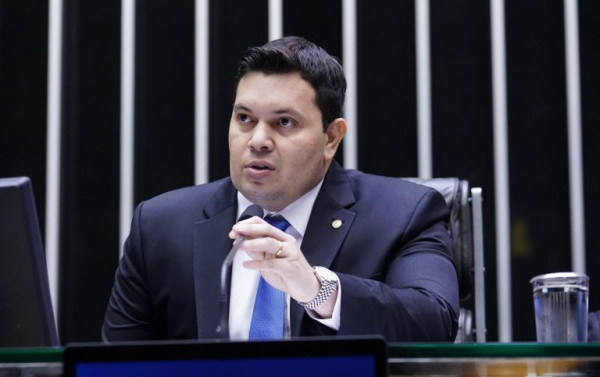 Projeto permite que servidores do Judici&aacute;rio e do MP exer&ccedil;am advocacia
