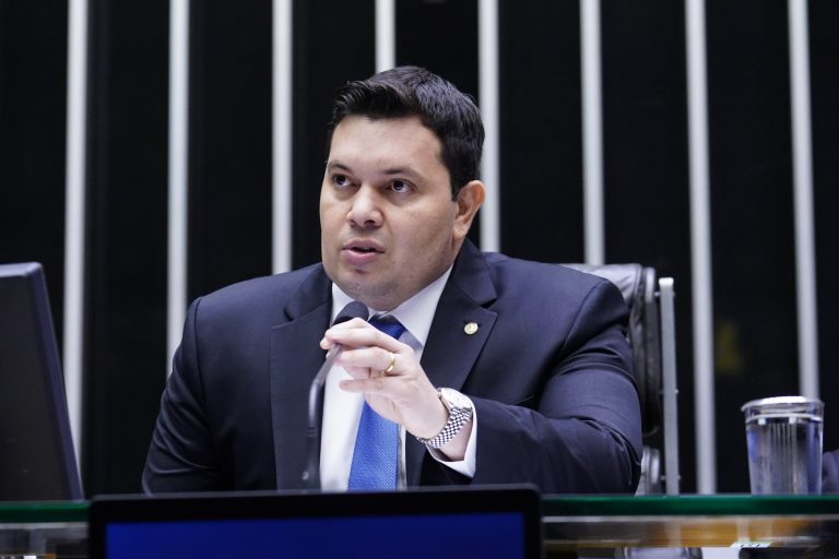 Projeto permite que servidores do Judici&aacute;rio e do MP exer&ccedil;am advocacia