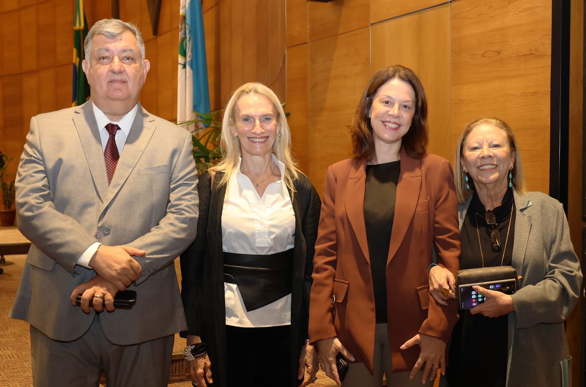 Os desembargadores Cláudio Brandão , Cristina Terrza Gaulia e Maria Angélica Guerra com a juíza Eunice Haddad