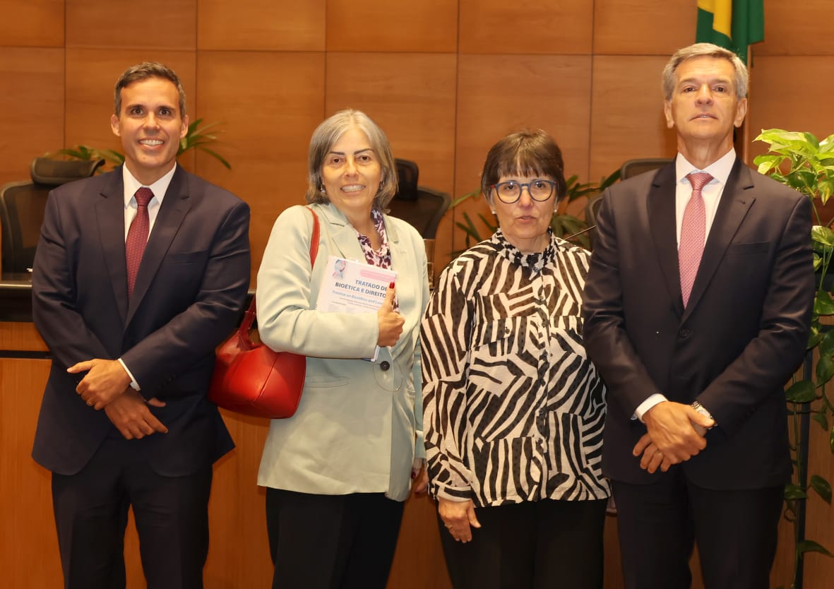O defensor público Marcelo Mazzela com as desembargadoras Maria Aglae Tedesco e o ministro Marco Aurélio Bellizze