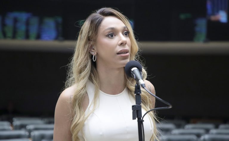 Conselho de &Eacute;tica da C&acirc;mara mant&eacute;m processo contra Erika Hilton