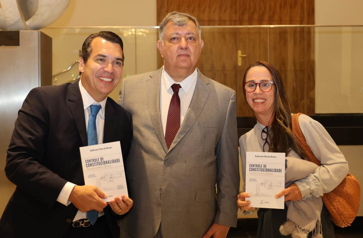 O desembargador Guilherme Pen?a com o corregedor desembargador Cláudio Brandão  e a juíza Daniela Bandeira