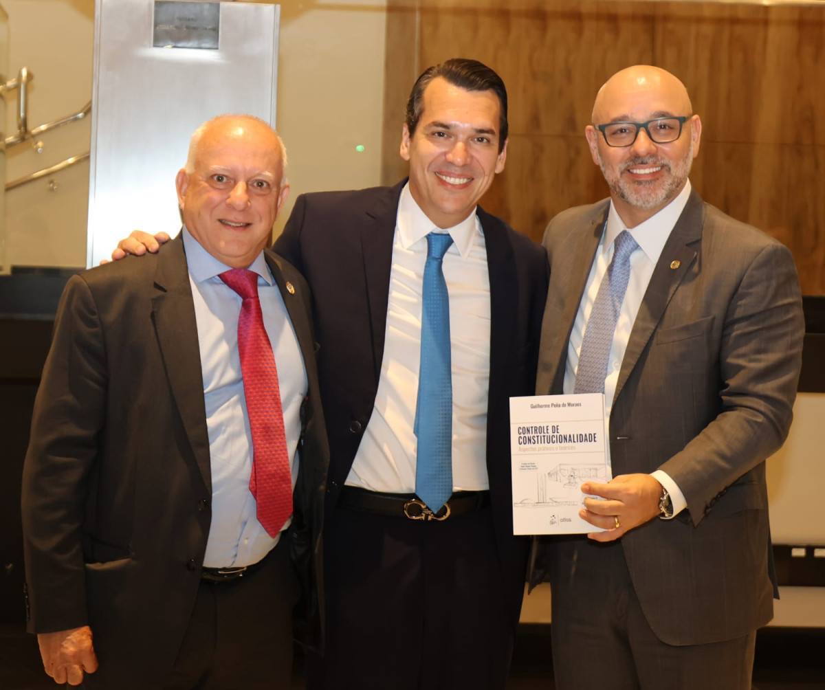 Os desembargadores Claudio Dell orto e Guilherme Peña com Márcio Pacheco
