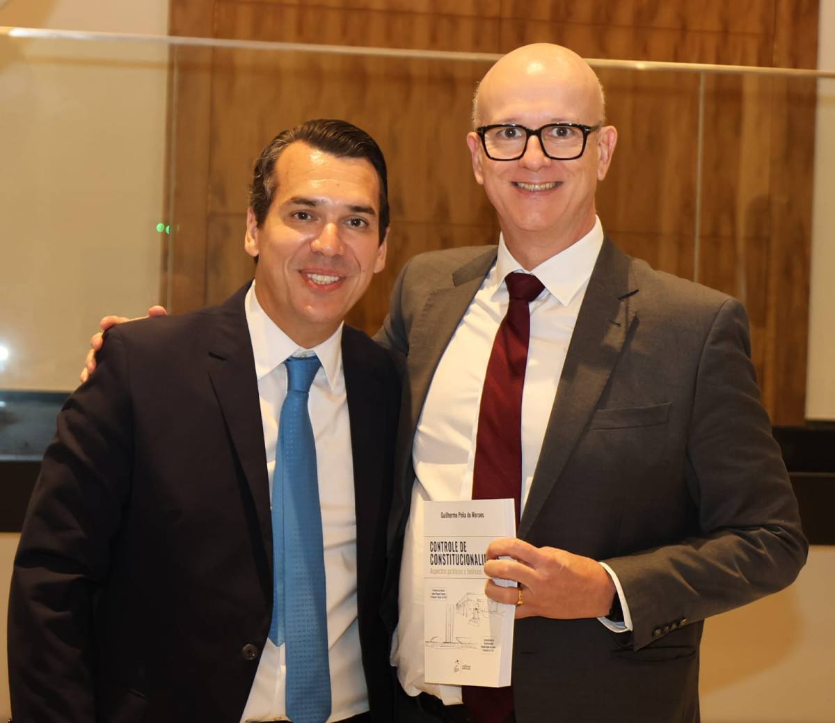 O desembargador Fernando Chagas com o autor,  desembargador Guilherme Peña