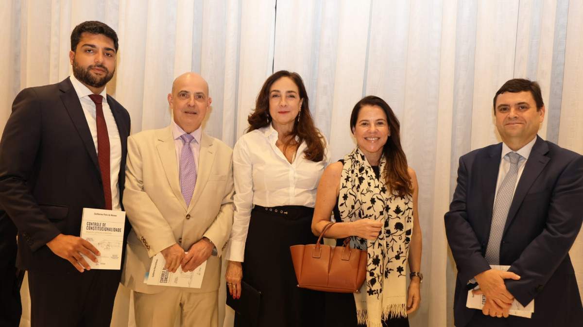 Victor com os desembargadores André Franciscis,  Cláudia Nascimento,  Renata Cabo e Guilherme Pedrosa