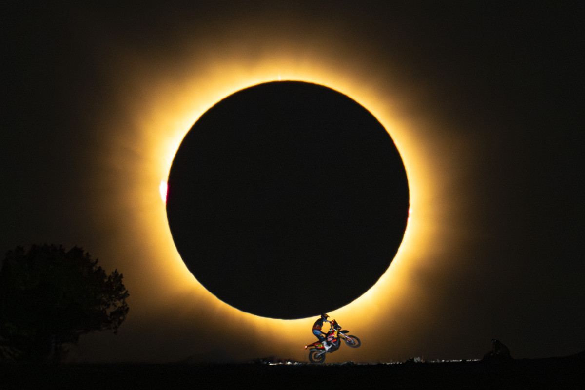 Edgar Canet 'salta sobre eclipse solar' na Espanha