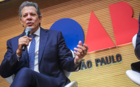 Haddad relata persegui&ccedil;&atilde;o estranha de viatura da pol&iacute;cia
